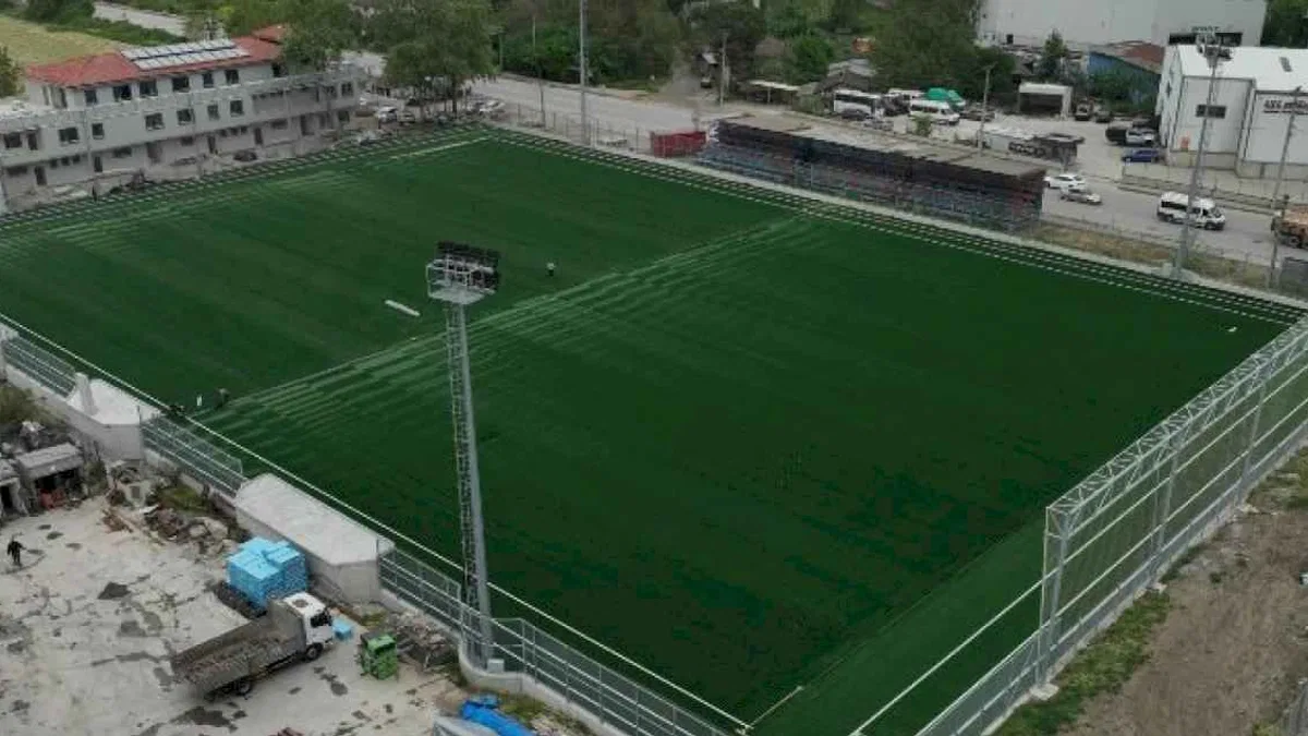 Kocaeli'de Yakup Altun Stadında sentetik çim serimi