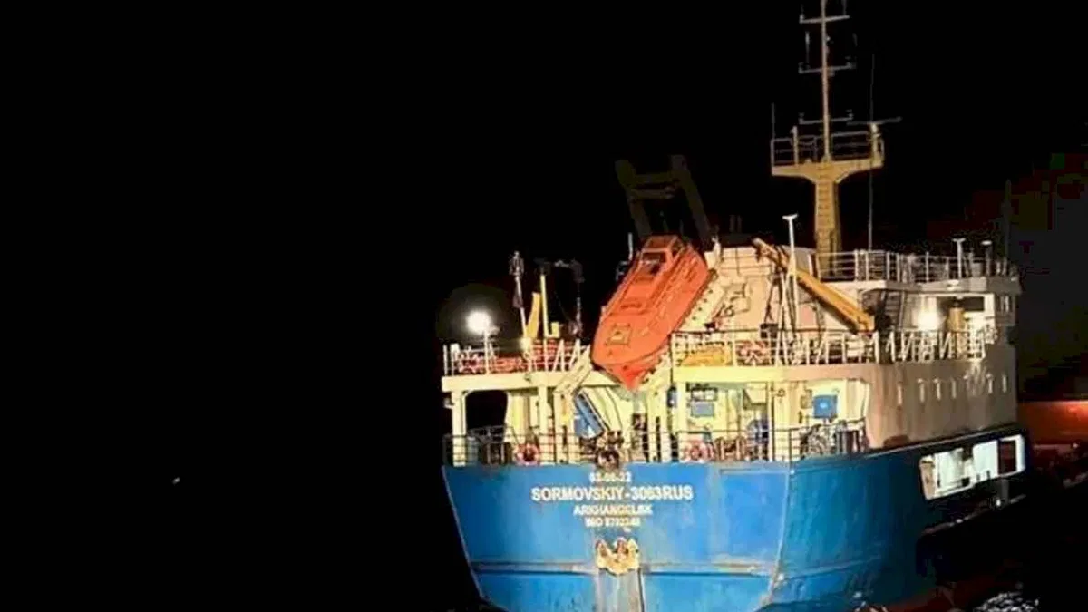 Çanakkale Boğazı'nda makine arızası yapan kargo gemisi kurtarıldı