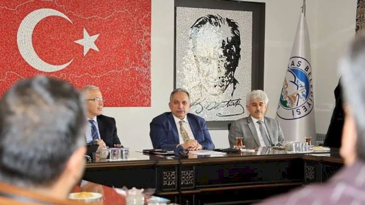 Kayseri Talas muhtarlara 5 yılın karnesini sundu