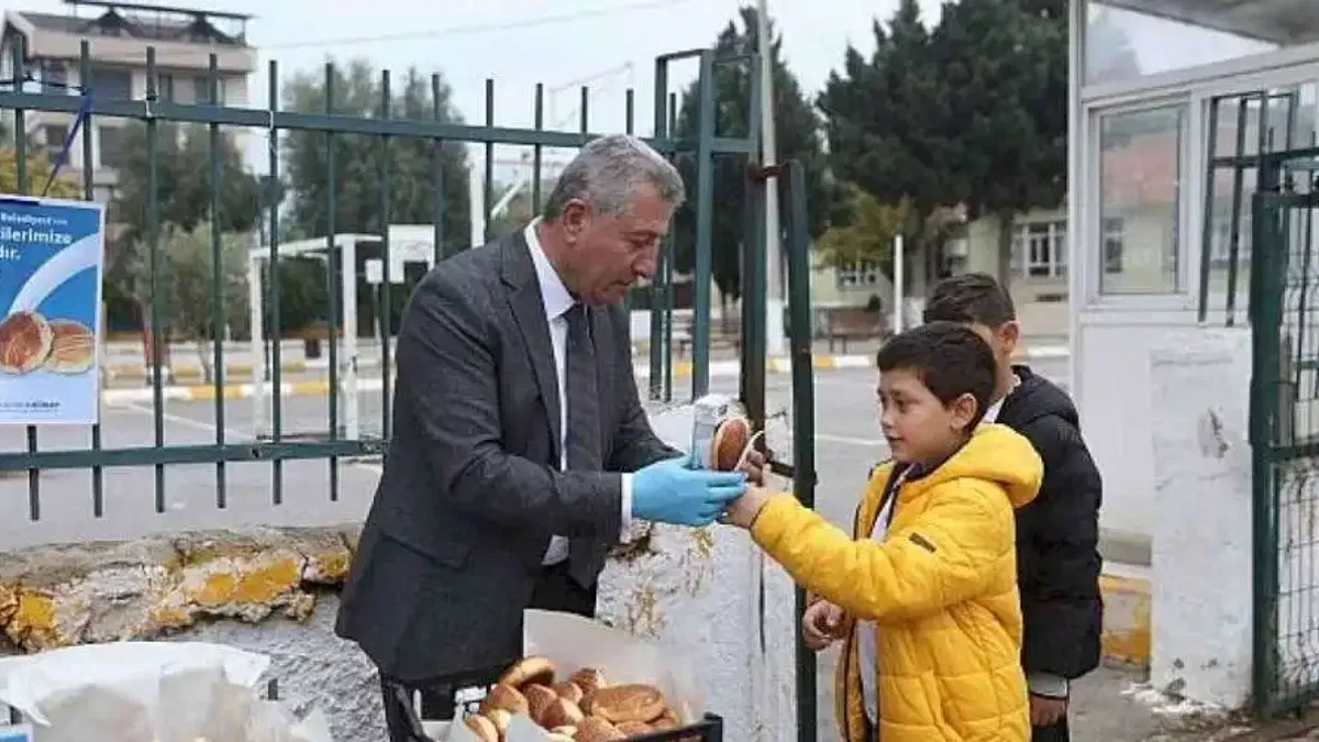 Güzelbahçe Belediyesi'nden öğrencilere süt ve pohaça