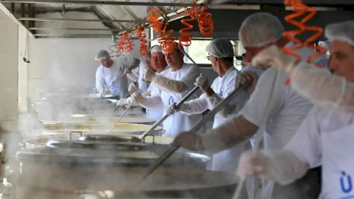Üsküdar'da 30 bin kişiye sıcak yemek