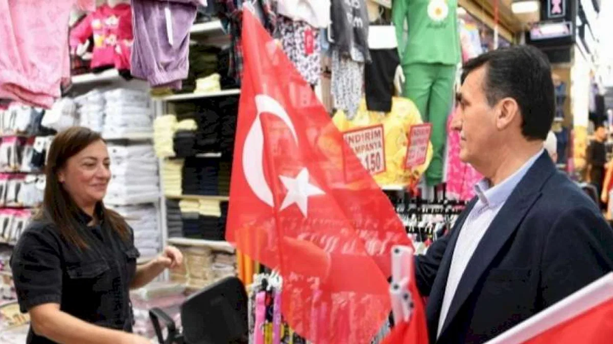 Bursa Osmangazi'den esnafa Türk bayrağı