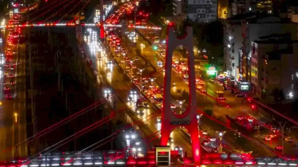 Kocaeli’de üst geçitler al bayrağın renkleriyle ışıldadı
