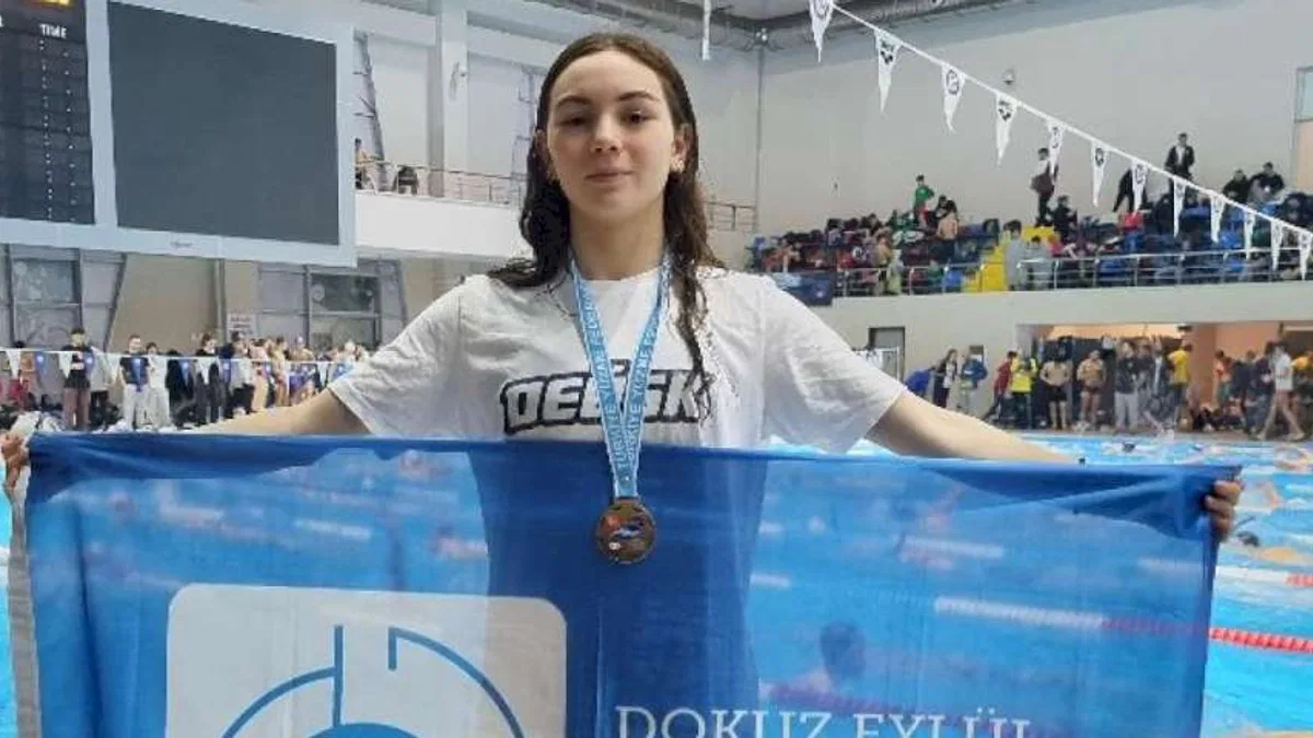 Dokuz Eylül'lü yüzücülerin 'havuz' rekoru