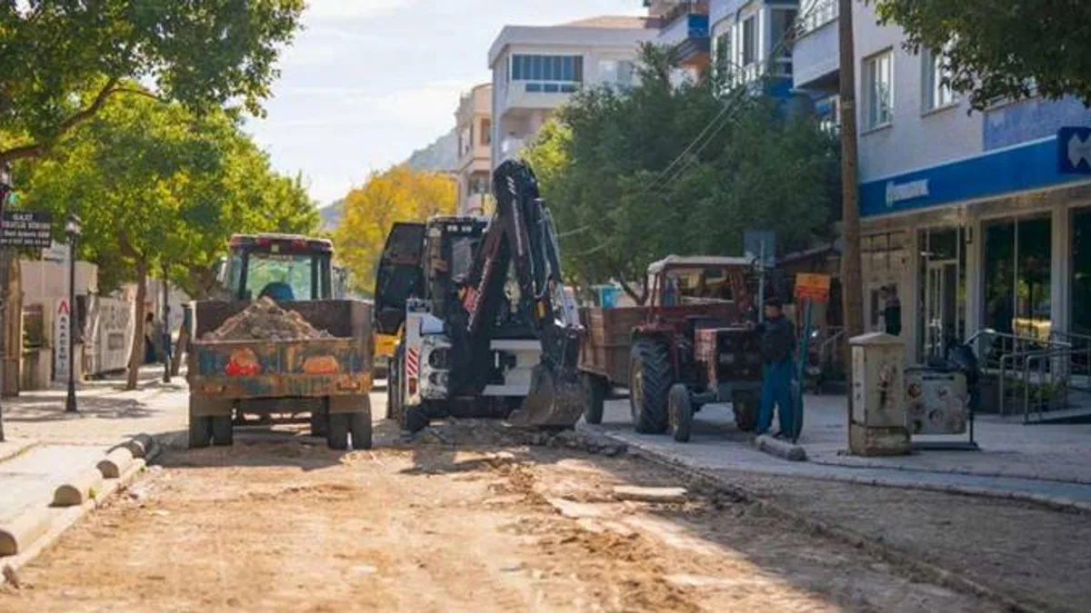 Muğla Milas’ta doğalgaz sonrası yol onarımı