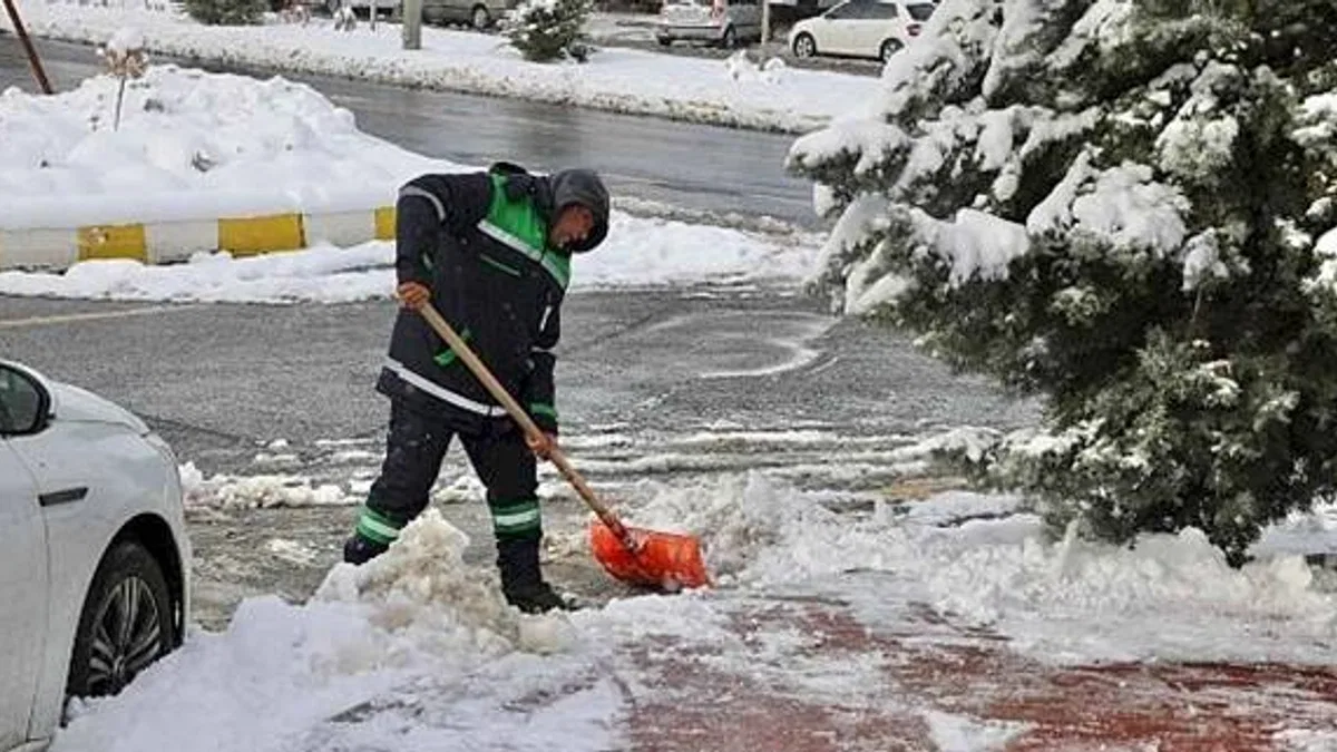 Başkan Arı "Nevşehir'de Kar Mesaimiz Aralıksız Sürüyor"