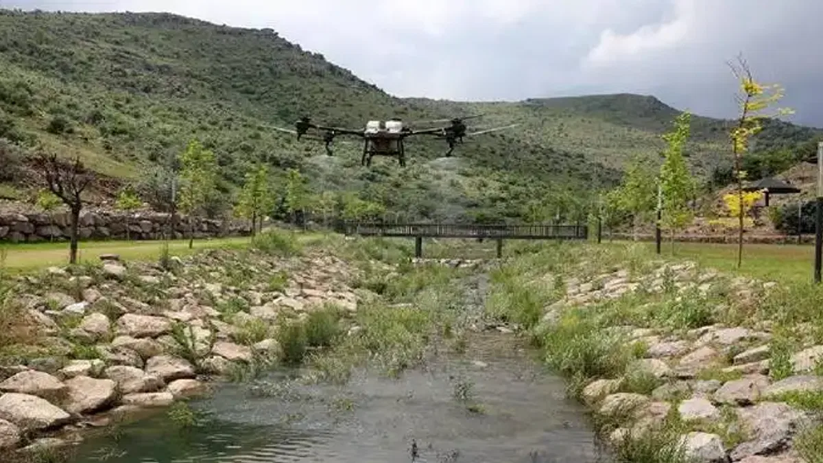 Kayseri Talas'ta droneli tarım ilaçlaması