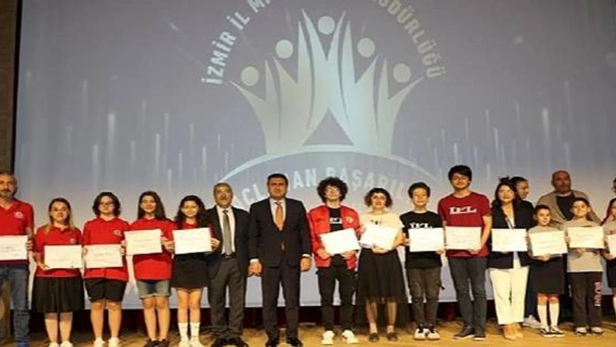 İzmir İl Milli Eğitim Müdürlüğünün "Geleneksel Taçlanan Başarılar Gala Töreni" İzmir İktisat Kongresi Binasında Gerçekleştirildi