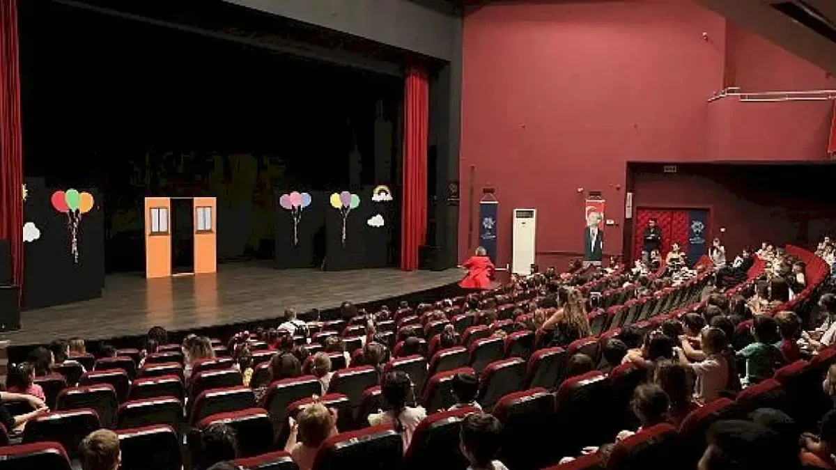 Başkan Çerçioğlu Çocukları Tiyatro ile Buluşturdu