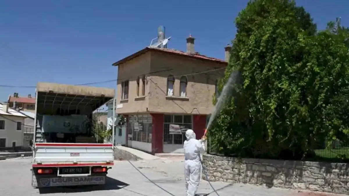 Konya Selçuklu'da yeşil alan ilaçlamaları sürüyor