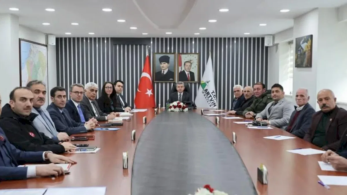 Artvin’de Vali Ergün muhtarların sorunlarını dinledi