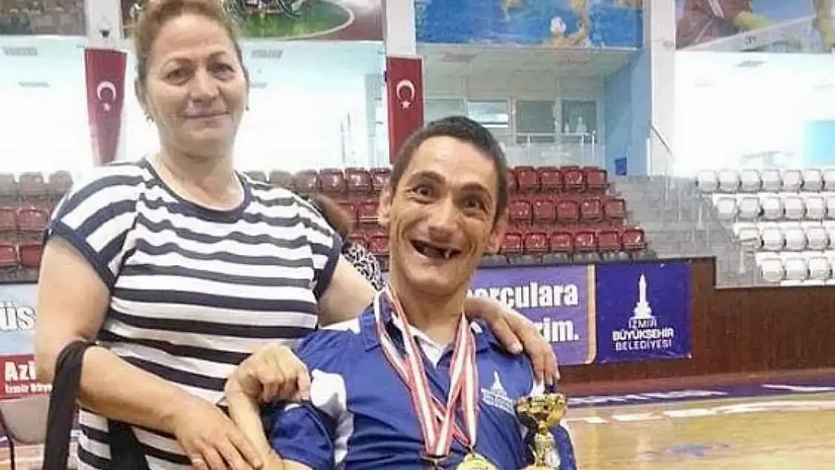 Engelleri bir bir aştı kendi 'Evren'ini yarattı