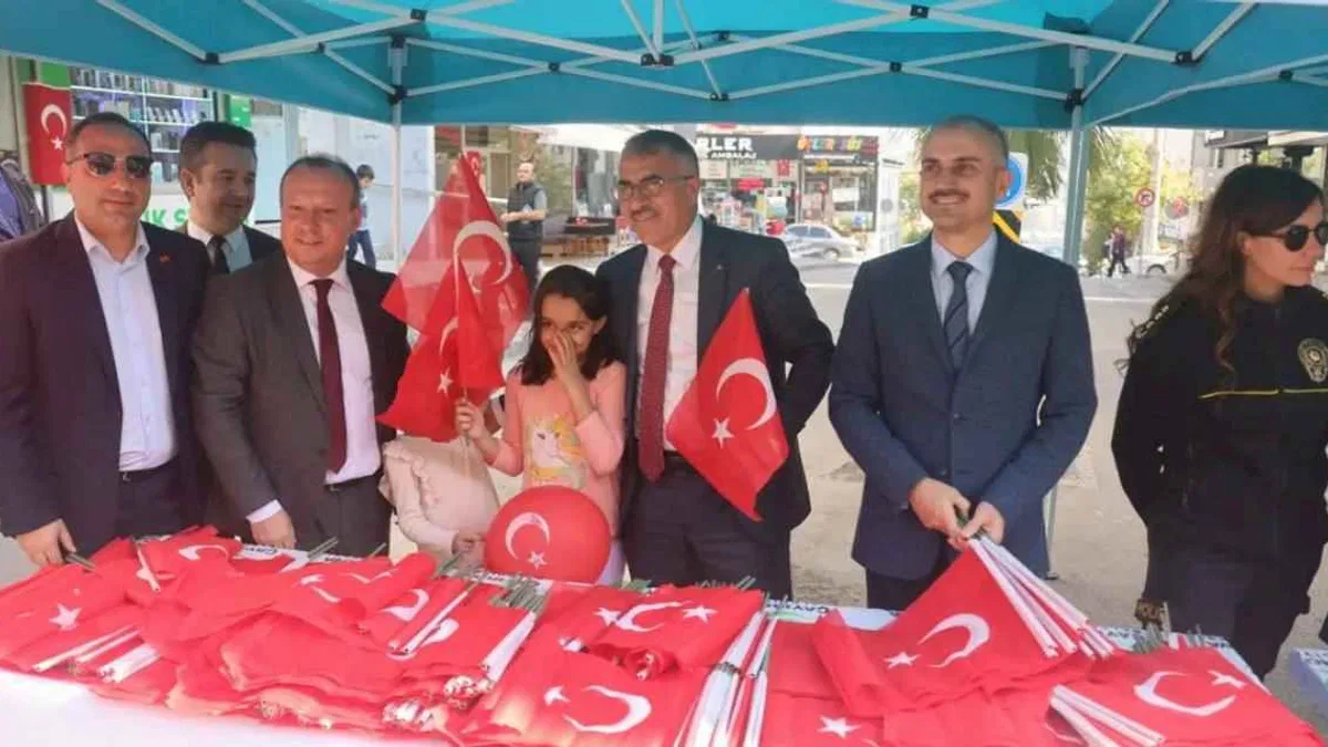 Çiftçi, Çayırovalılara Türk Bayrağı dağıttı