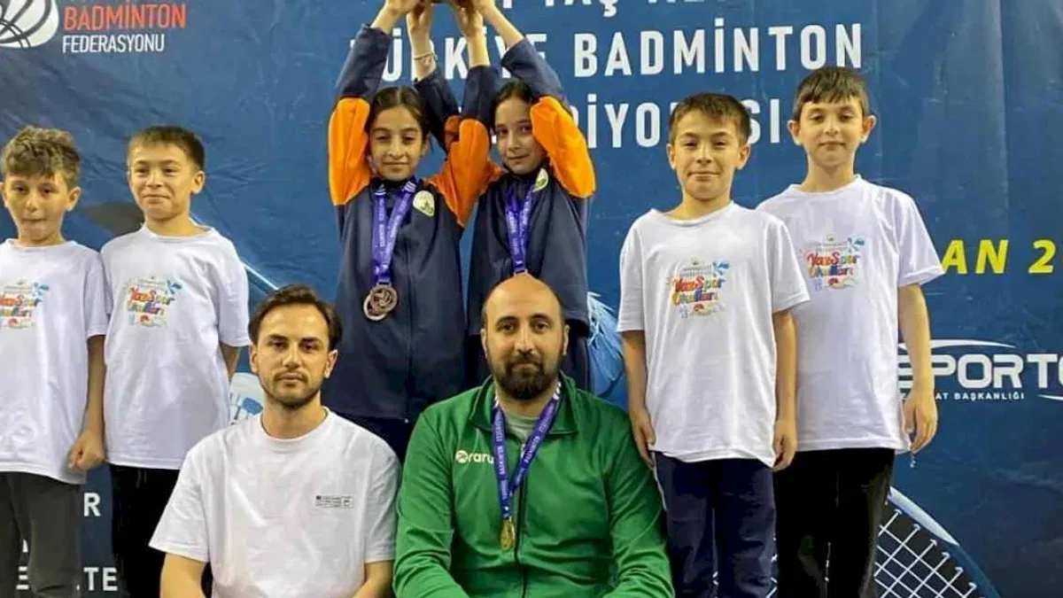 Bursa Osmangazi Belediyespor’un genç badmintoncuları göz doldurdu