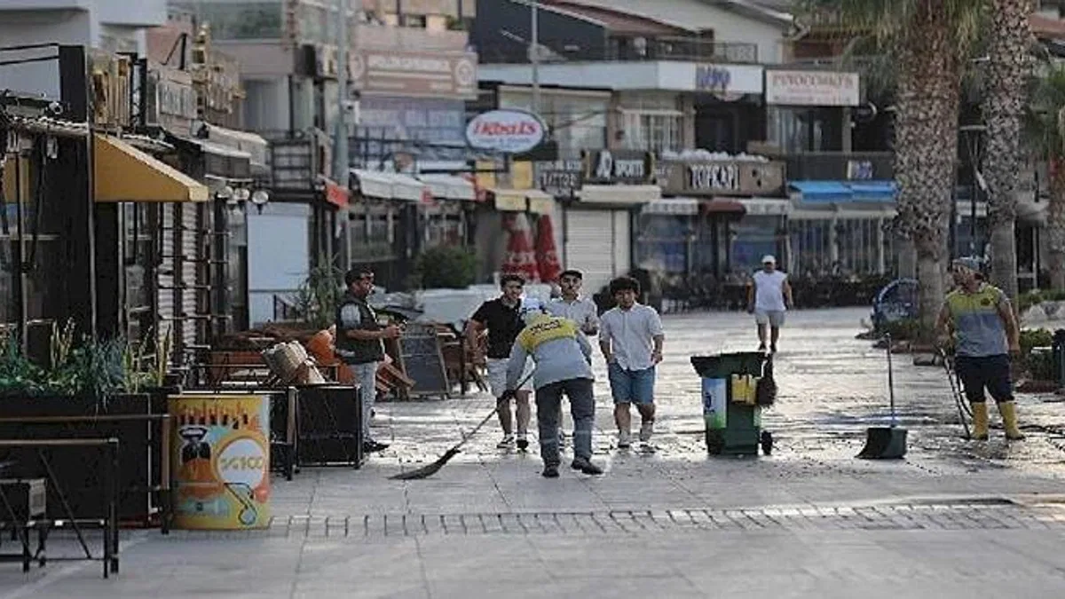 Didim'de temizlik ekiplerinden sabah mesaisi
