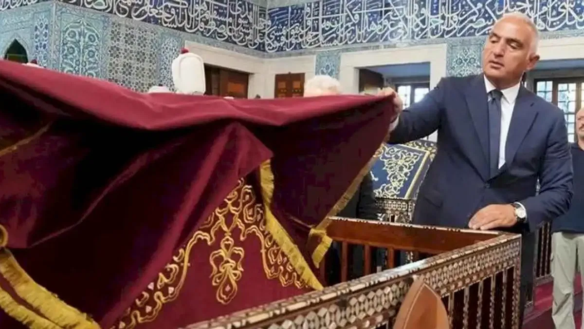 Hatice Turhan Valide Sultan Türbesi'ne Bakan Ersoy'dan ziyaret