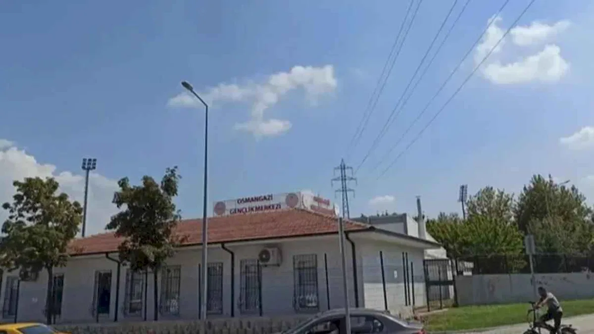 Osmangazi Gençlik Merkezi'nde peyzaj eksiklikleri dikkat çekiyor