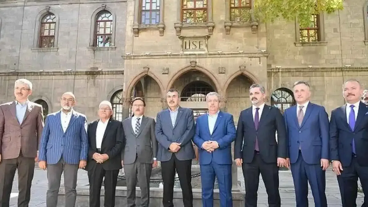 Memduh Büyükkılıç Öğretmenler Odası'nda