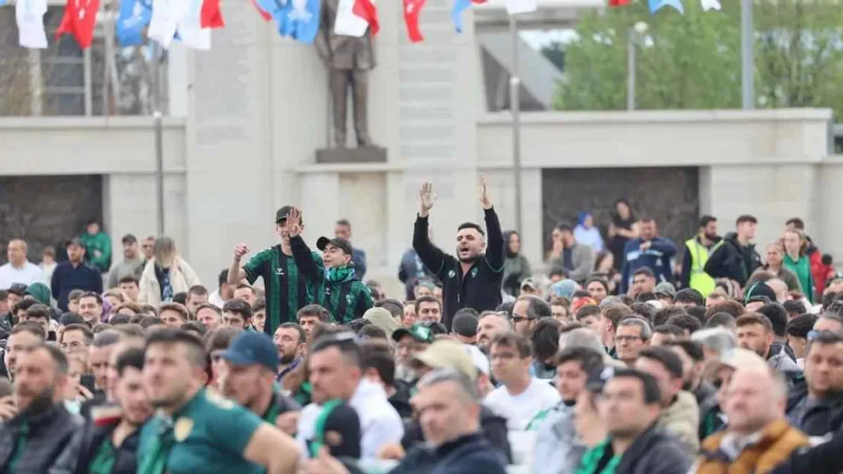 İzmit Kent Meydanı’nda yeşil-siyah heyecan