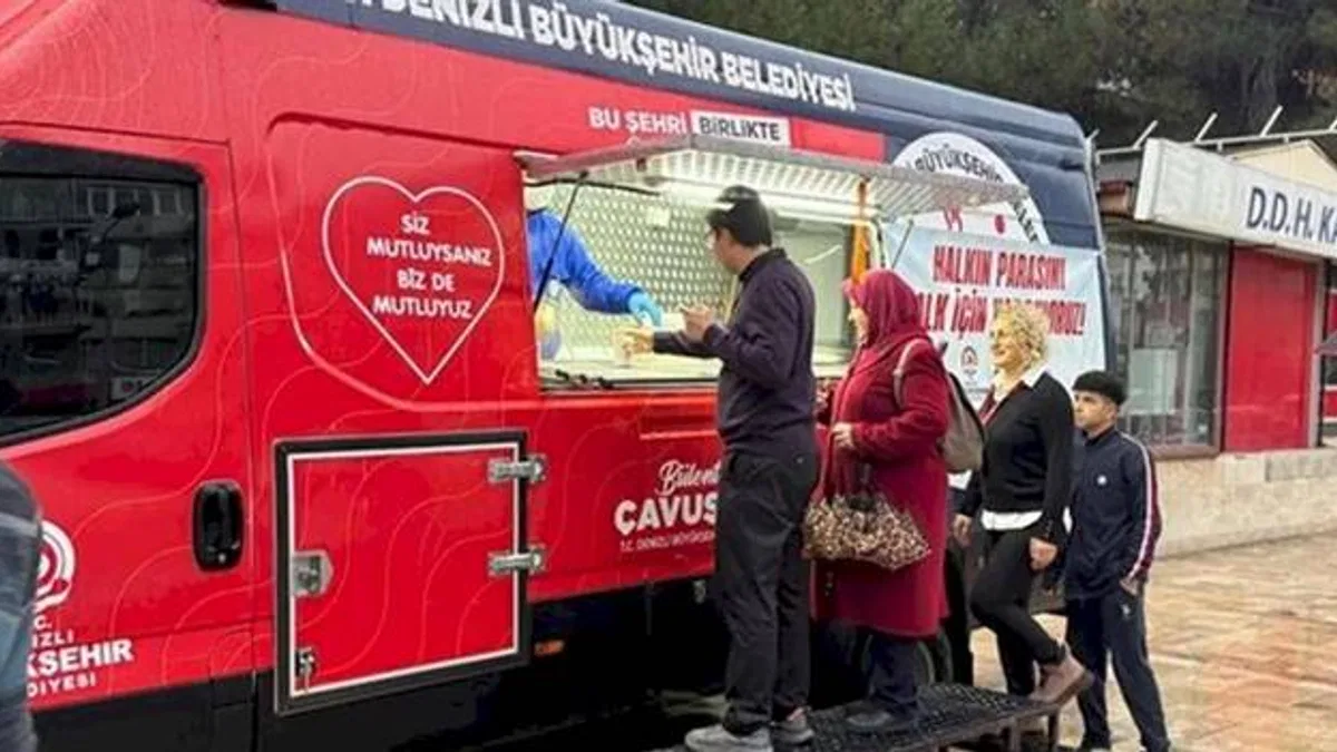 Denizli’de soğuk havada vatandaşlara sıcak çorba ikramı