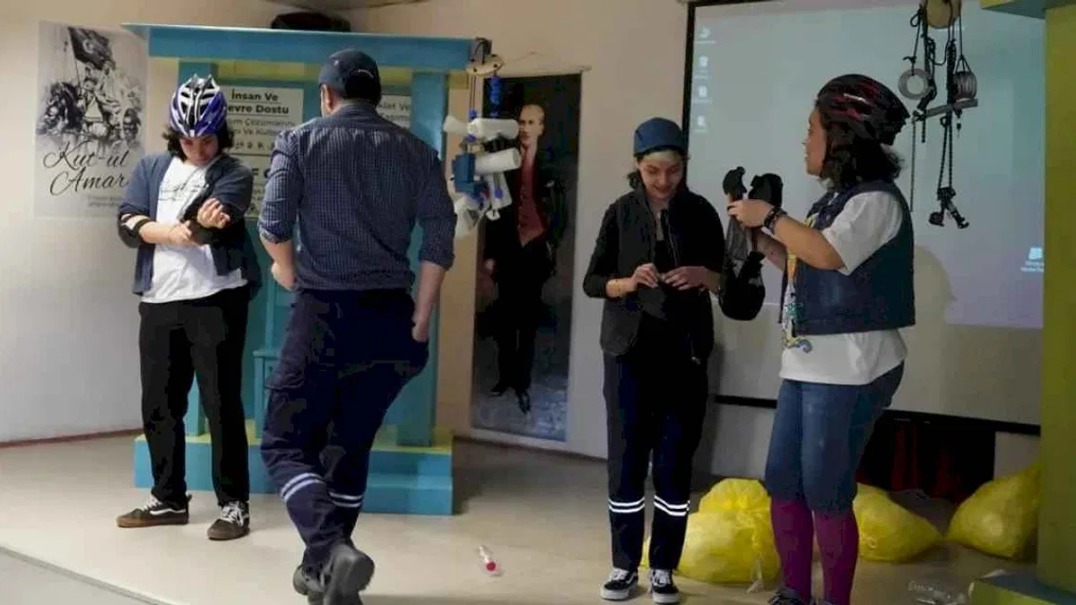 Kocaeli'de 'Sürdür Abi' hem eğlendiriyor, hem öğretiyor