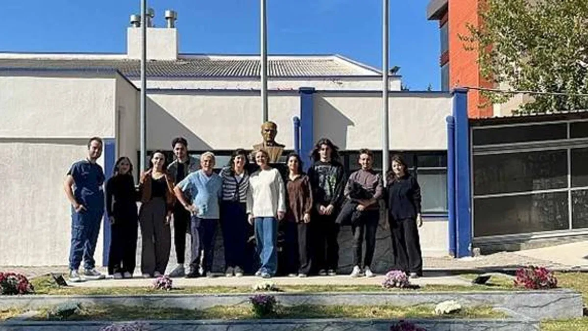 Egeli genç Diş Hekimleri Atatürk büstünü çiçeklendirdiler