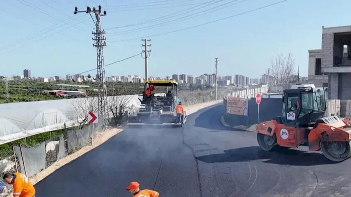 Mersin Büyükşehir’den Mezitli’de sıcak asfalt atağı