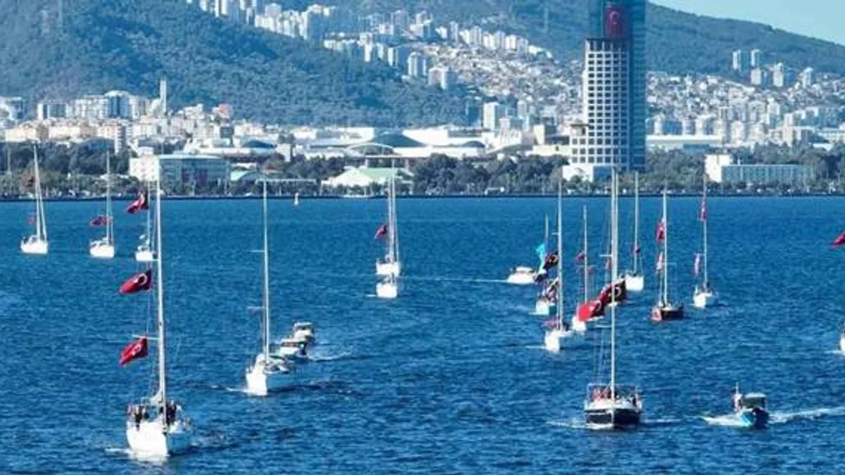 Yelkenler İzmir'de Cumhuriyet coşkusuyla doldu