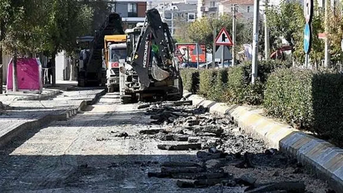 Lüleburgaz Belediyesi Fen İşleri Müdürlüğü ekipleri, kent genelinde yol onarım ve yenileme çalışmalarına devam ediyor