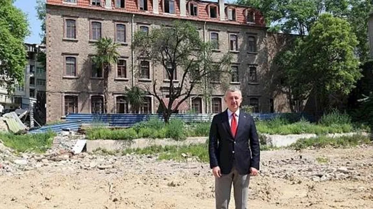 Büyükakın: Yıkılan vergi dairesinin yerine park yapılacak