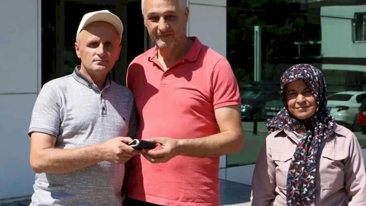 MASKİ personeli para dolu cüzdanı sahibine teslim etti