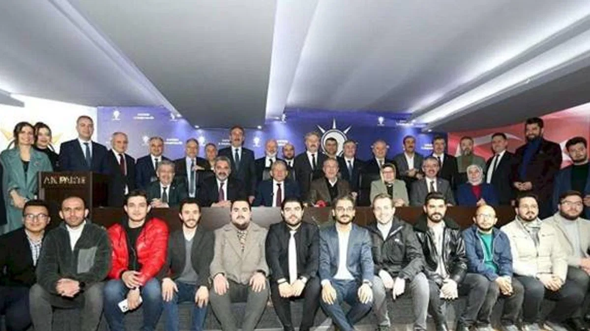 Memduh Büyükkılıça meşaleli karşılama