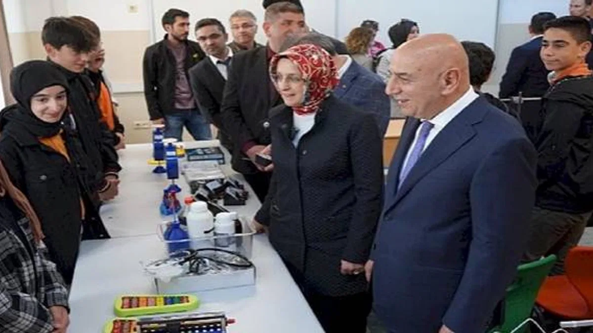 Keçiören'de Yeni Bir Laboratuvar Sınıfı ve Kütüphane Daha Açıldı