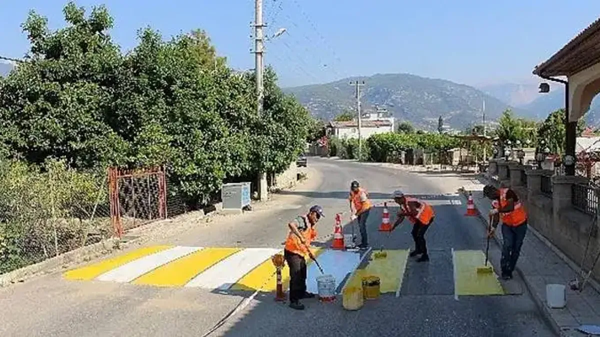 Antalya Büyükşehir ekipleri yaya geçitleri ve kasisleri boyuyor