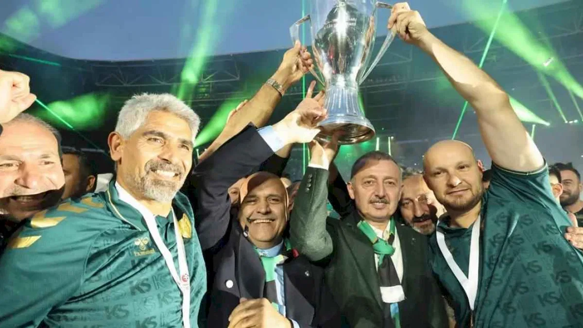 Kocaeli şampiyonluk kupasını kaldırdı!