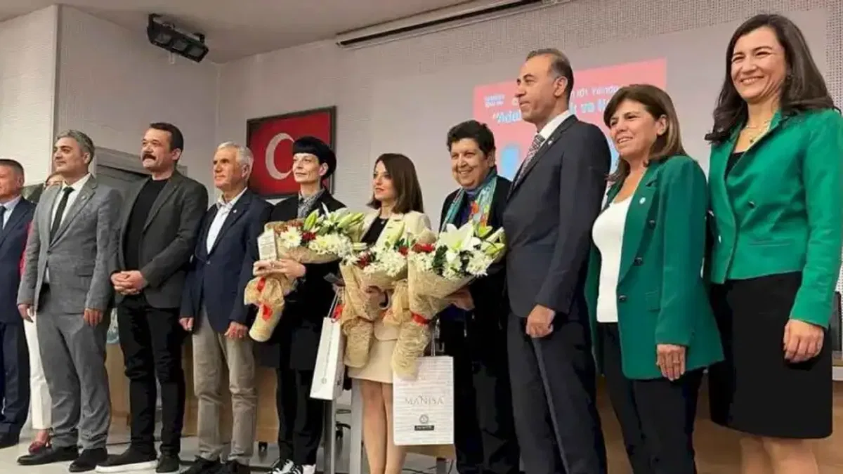 Manisa'da yurtsever kadınlar Cumhuriyet'i konuştu