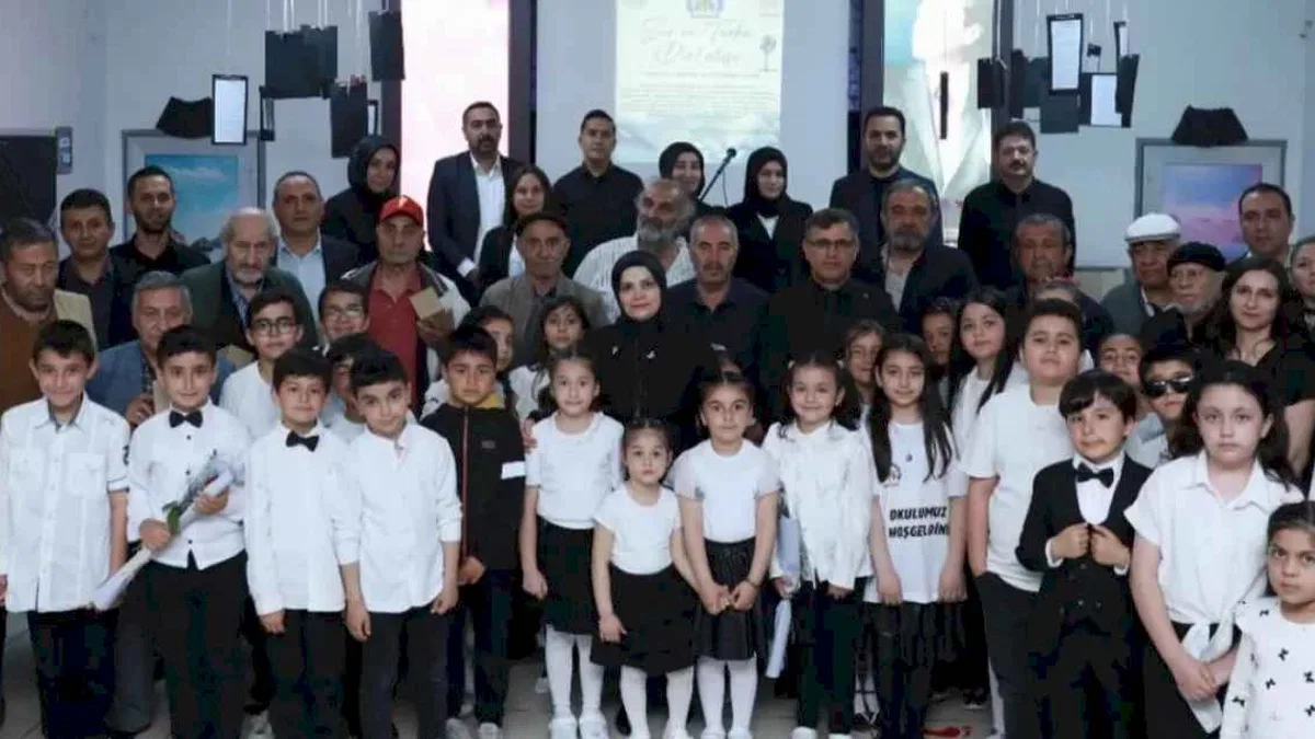 Sivaslı öğrenciler dede ve ninelerini ağırladı