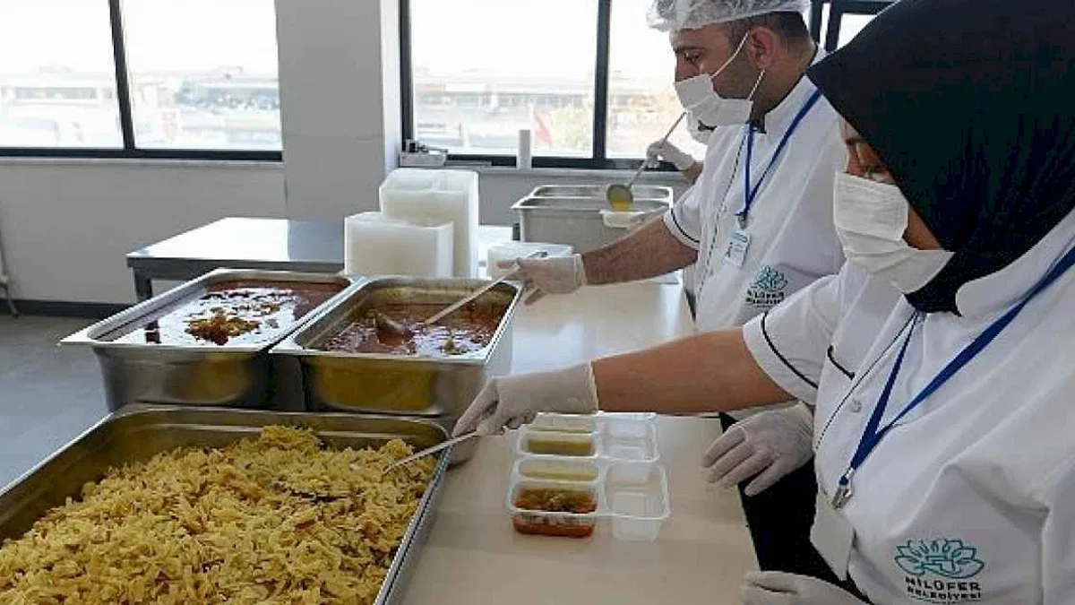 Nilüfer'de ihtiyaç sahiplerine sıcak yemek desteği