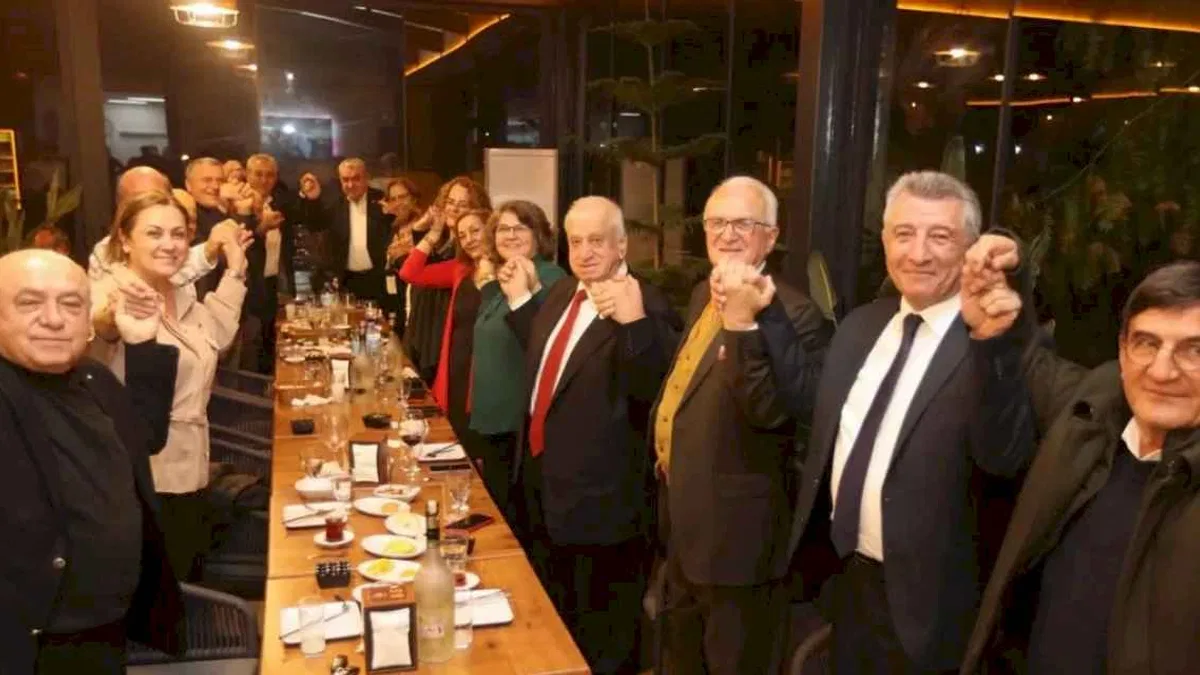 İzmir Güzelbahçe'de siyaset dostluk yemeğinde buluştu