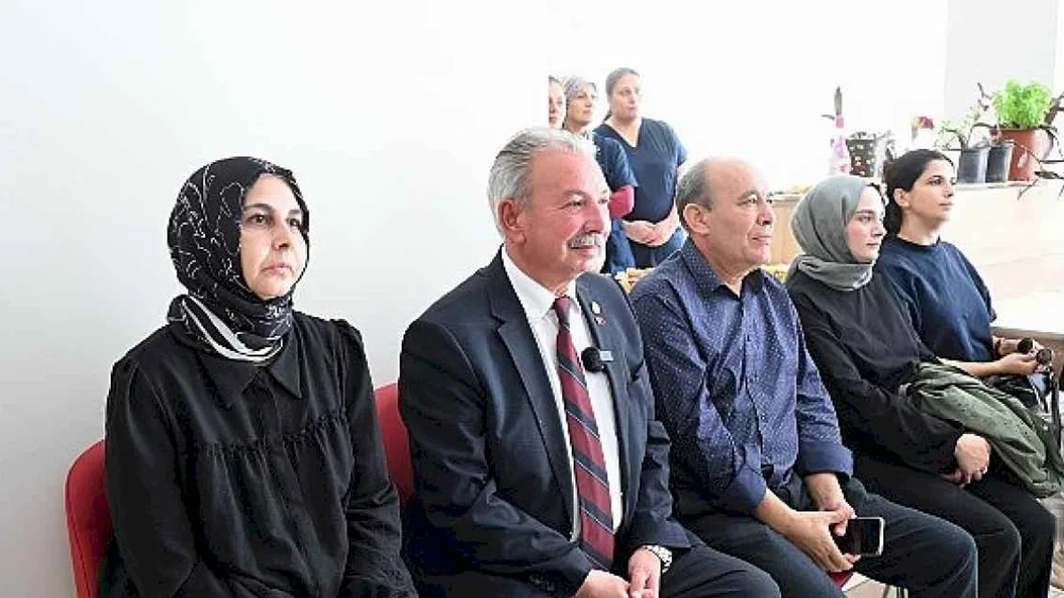 Salihli Belediye Başkanı Mazlum Nurlu, 1 Ekim Yaşlılar Günü dolayısıyla Salihli Huzurevini ziyaret etti.