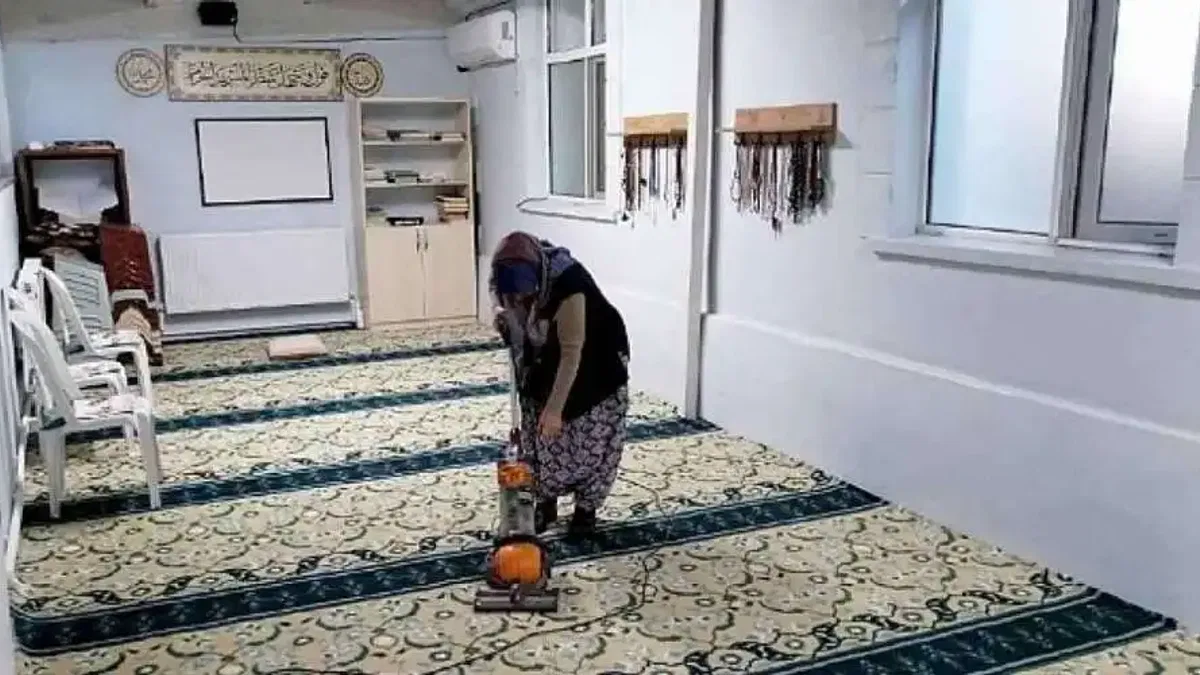 Geyve'de cami temizliği devam ediyor