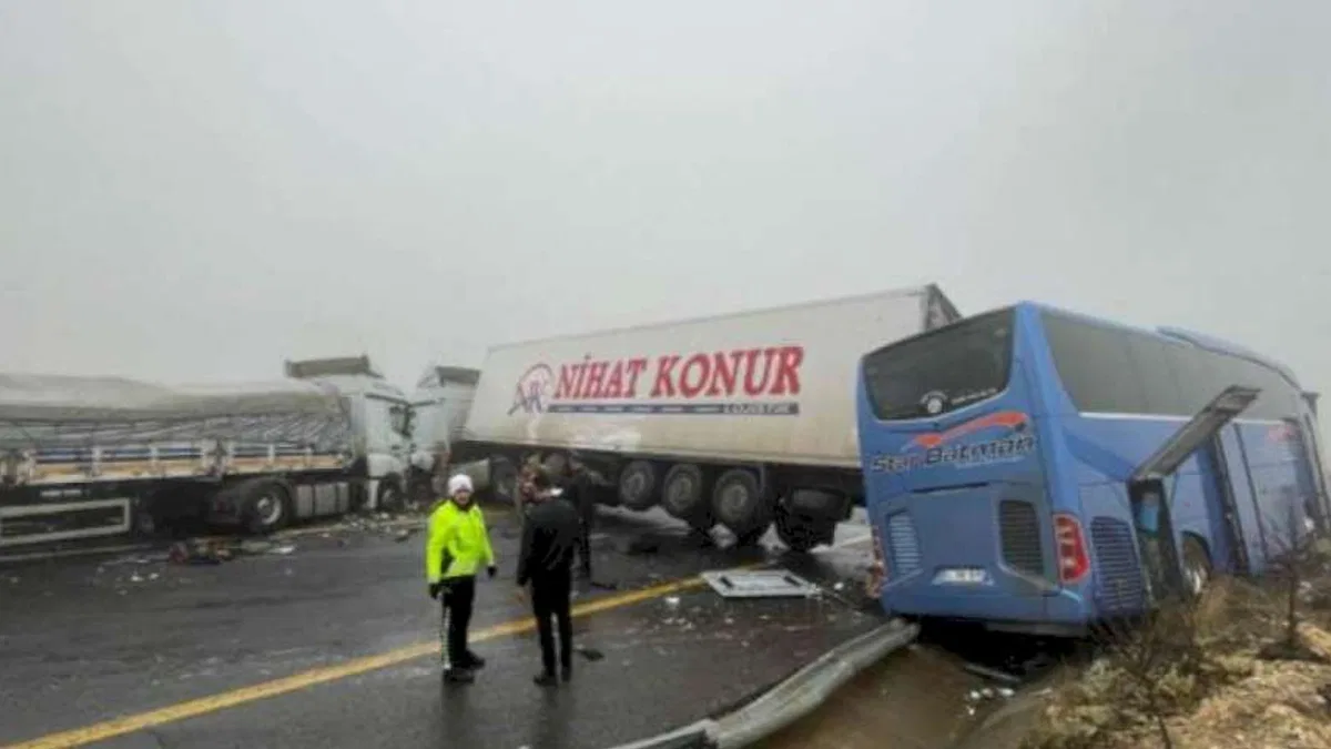 Şanlıurfa'da 'sis' faciası... Otobüs ve 2 TIR çarpıştı, çok sayıda yaralı var