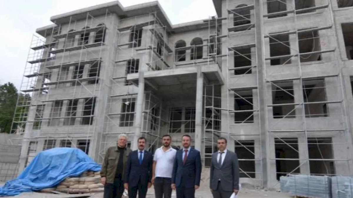 Başkan Adnan Öztaş yeni belediye binasının inşaatını inceledi