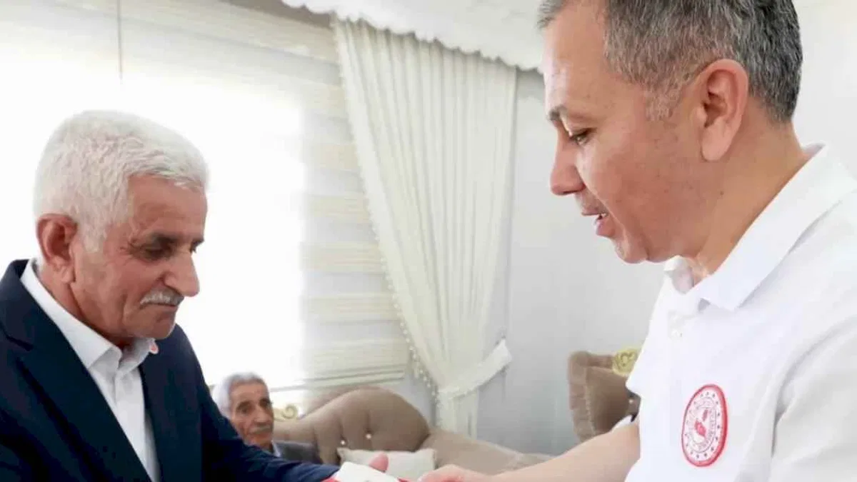 Bakan Yerlikaya Hakkari ziyaretinden paylaştığı fotoğraflarla şehitleri andı