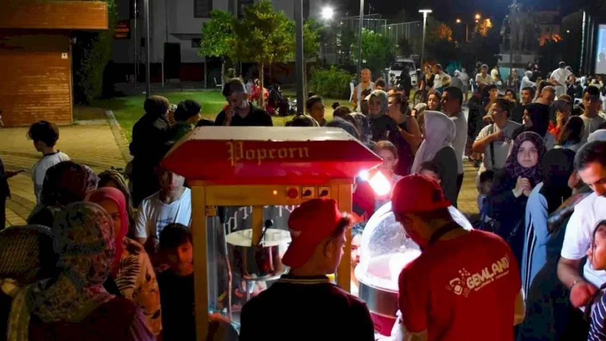 Bursa Gemlik’te yaz akşamlarına açık hava sinema keyfi