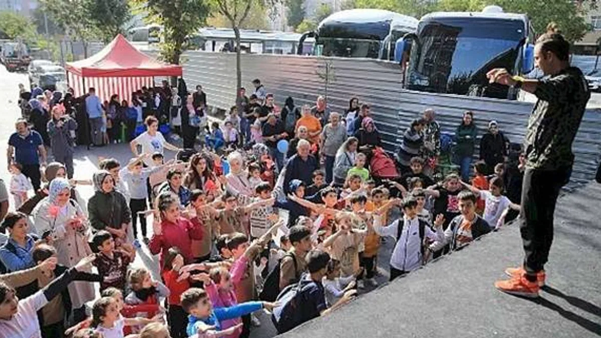 Çocuklar, Cumhuriyet Otobüsü ile doyasıya eğlendi