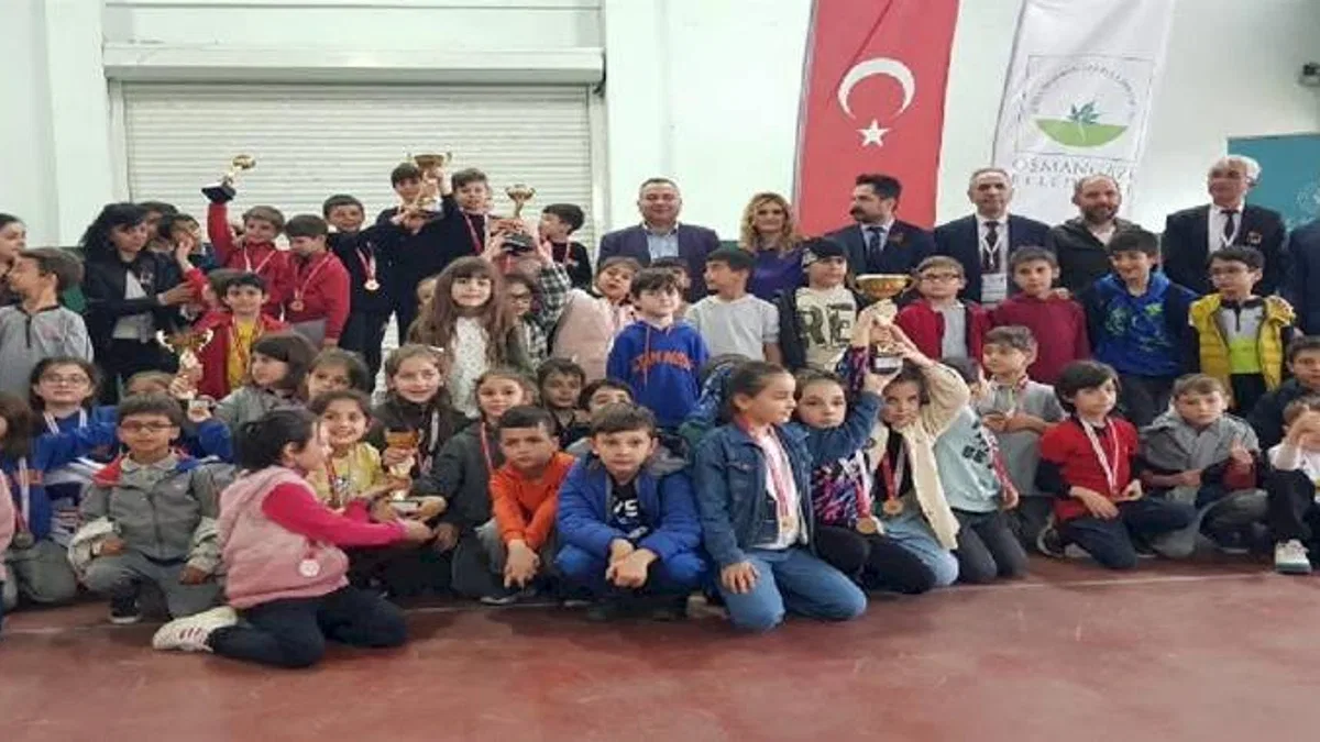 Bursa'da minik satranç tutkunları kupalandı