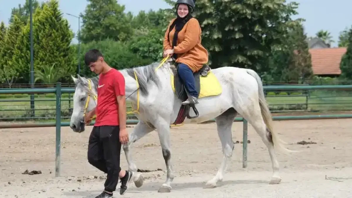 Sakarya'da sağlıklı yaşam yolculuğunda at biniciliği heyecanı