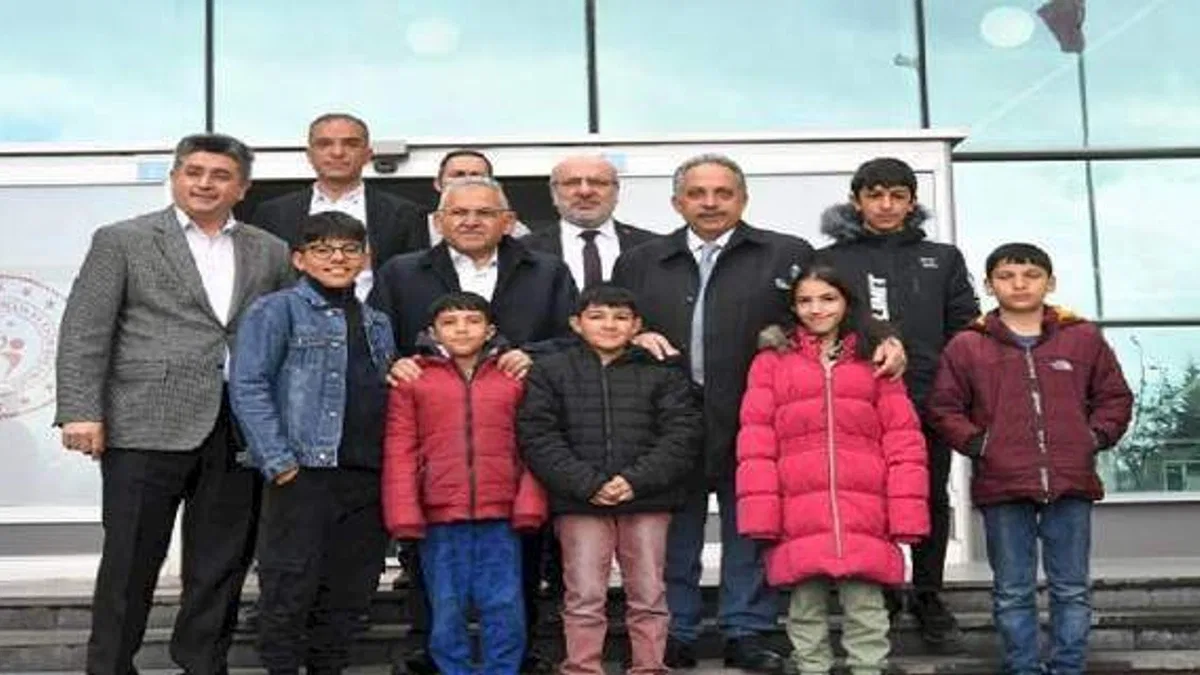 Memduh Büyükkılıç 'depremzedelerle' buluştu
