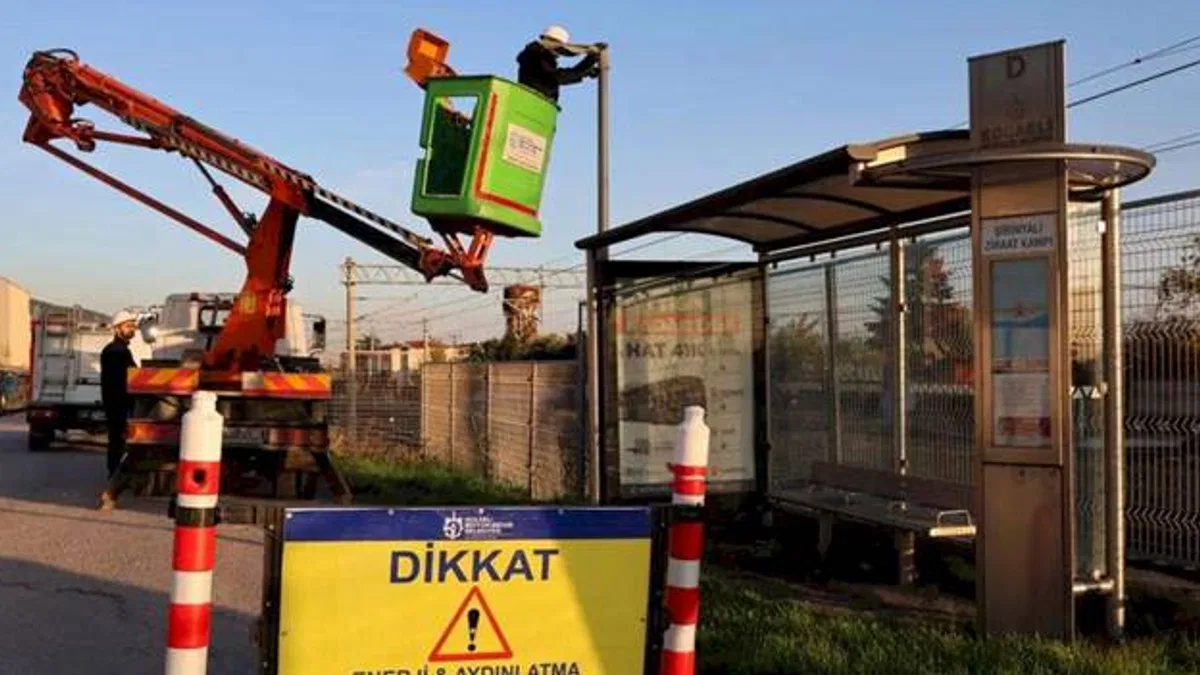 Kocaeli'de duraklara güneş enerjili aydınlatma çözümü